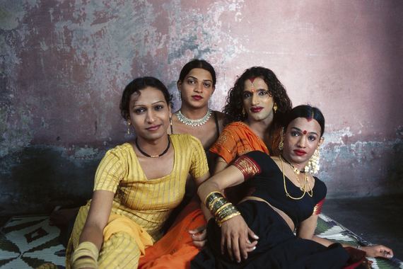 Laxmi entourée de trois de ses amies hijras