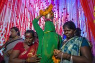 Sur le chemin que la mène vers la rivière Yamuna, vêtue de vert, symbole de fertilité, Laxmi s’apprête à accomplir l’un des derniers rituels relatifs au nirvana (cérémonie de castration) - Image en taille réelle, .JPG 1,34Mo (fenêtre modale)