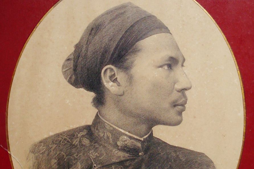 Hàm Nghi (1871-1944), Autoportrait, Algérie, 24 juillet 1896, mine de plomb sur papier, 54,5 x 43,5 cm. - Image en taille réelle, .JPG 495Ko (fenêtre modale)