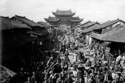 Un diplomate français en Chine - Agrandir l'image 2 sur 6, fenêtre modale